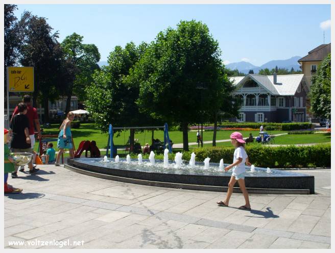 Vue panoramique du lac Wörthersee et des montagnes environnantes, symboles de Velden am Wörthersee.