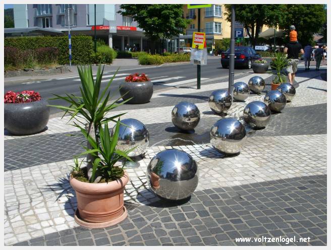 Vue panoramique du lac Wörthersee et des montagnes environnantes, symboles de Velden am Wörthersee.