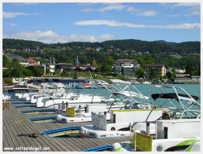 Vue panoramique sur le lac de Woerth, symbole de la beauté naturelle du Wörthersee.