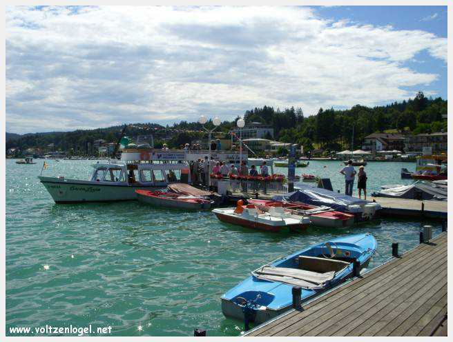 Vue panoramique sur le lac de Woerth, symbole de la beauté naturelle du Wörthersee.