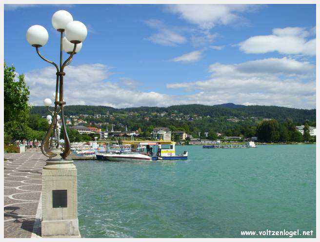 Vue panoramique sur le lac de Woerth, symbole de la beauté naturelle du Wörthersee.