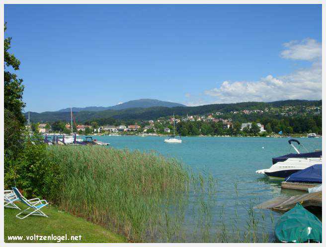 Vue panoramique sur le lac de Woerth, symbole de la beauté naturelle du Wörthersee.