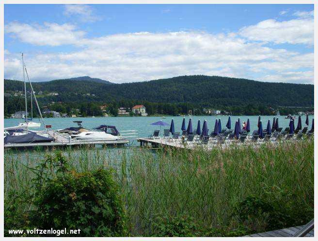 Vue panoramique sur le lac de Woerth, symbole de la beauté naturelle du Wörthersee.