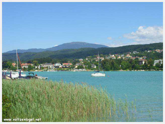 Vue panoramique sur le lac de Woerth, symbole de la beauté naturelle du Wörthersee.