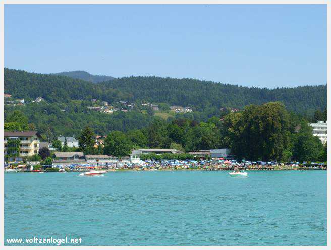 Vue panoramique sur le lac de Woerth, symbole de la beauté naturelle du Wörthersee.