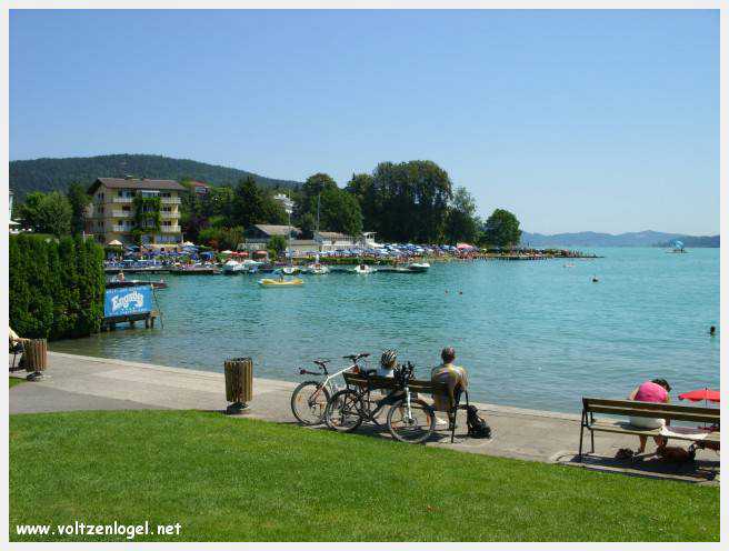 Vue panoramique sur le lac de Woerth, symbole de la beauté naturelle du Wörthersee.