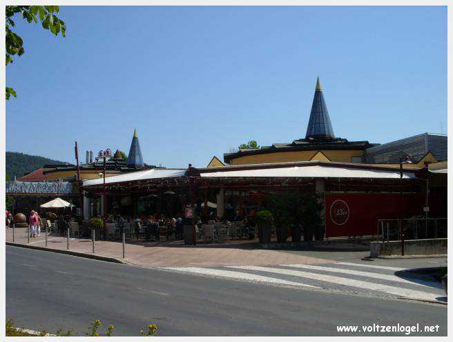 Vue panoramique sur le lac de Woerth, symbole de la beauté naturelle du Wörthersee.