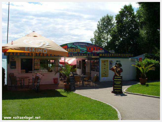 Vue panoramique sur le lac de Woerth, symbole de la beauté naturelle du Wörthersee.