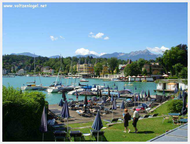 Vue panoramique sur le lac de Woerth, symbole de la beauté naturelle du Wörthersee.