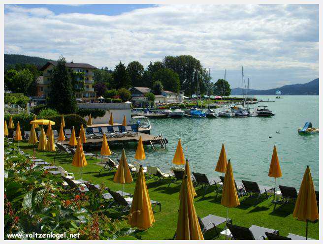 Vue panoramique sur le lac de Woerth, symbole de la beauté naturelle du Wörthersee.