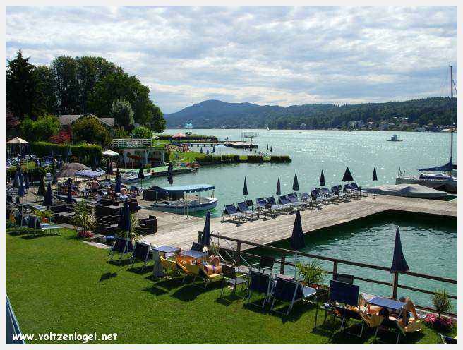 Vue panoramique sur le lac de Woerth, symbole de la beauté naturelle du Wörthersee.