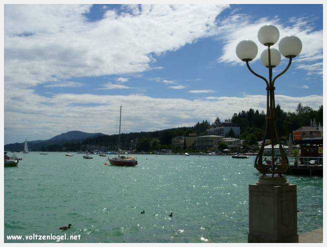 Vue panoramique sur le lac de Woerth, symbole de la beauté naturelle du Wörthersee.