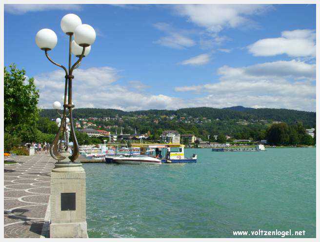 Vue panoramique sur le lac de Woerth, symbole de la beauté naturelle du Wörthersee.
