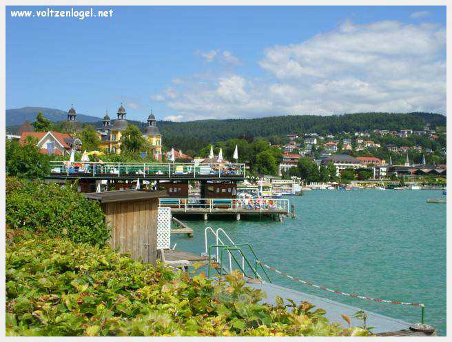 Vue panoramique sur le lac de Woerth, symbole de la beauté naturelle du Wörthersee.