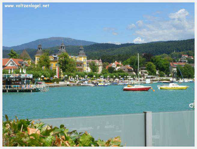 Vue panoramique sur le lac de Woerth, symbole de la beauté naturelle du Wörthersee.