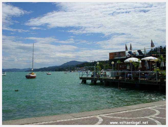 Vue panoramique sur le lac de Woerth, symbole de la beauté naturelle du Wörthersee.
