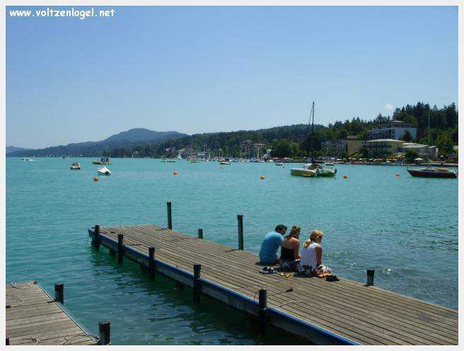 Vue panoramique sur le lac de Woerth, symbole de la beauté naturelle du Wörthersee.