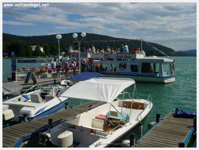 Vue panoramique sur le lac de Woerth, symbole de la beauté naturelle du Wörthersee.