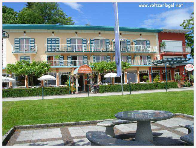 Vue panoramique sur le lac de Woerth, symbole de la beauté naturelle du Wörthersee.
