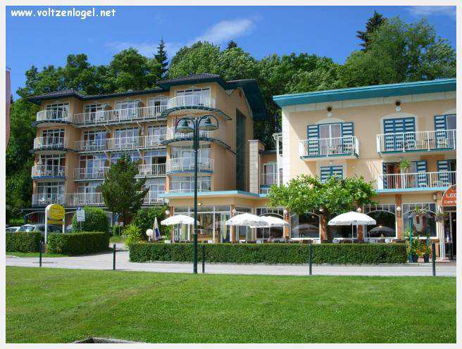 Vue panoramique sur le lac de Woerth, symbole de la beauté naturelle du Wörthersee.