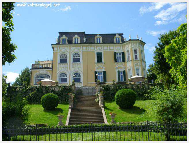 Vue panoramique sur le lac de Woerth, symbole de la beauté naturelle du Wörthersee.