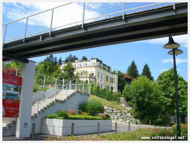 Vue panoramique sur le lac de Woerth, symbole de la beauté naturelle du Wörthersee.