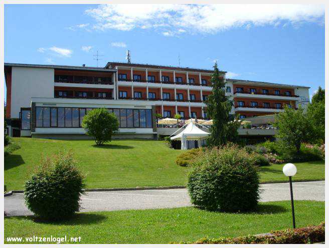 Vue panoramique sur le lac de Woerth, symbole de la beauté naturelle du Wörthersee.