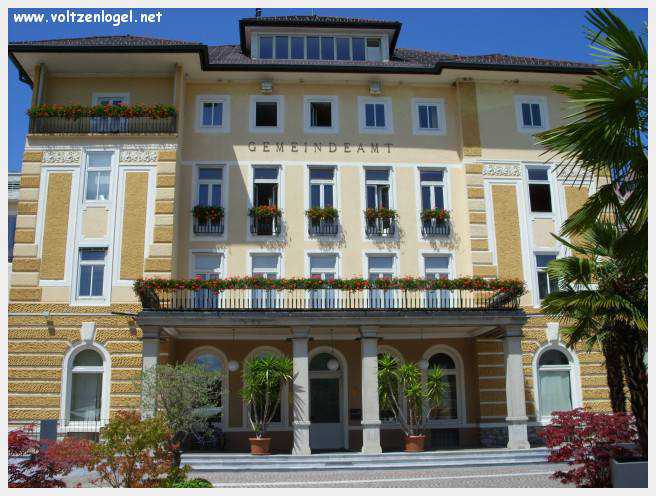 Vue panoramique sur le lac de Woerth, symbole de la beauté naturelle du Wörthersee.