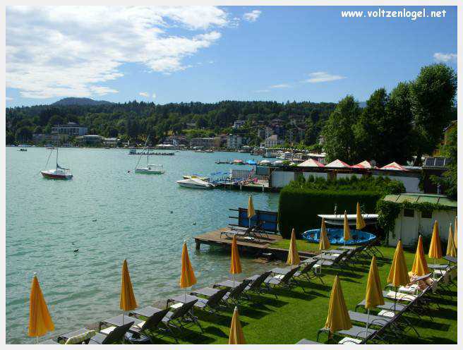 Vue panoramique sur le lac de Woerth, symbole de la beauté naturelle du Wörthersee.