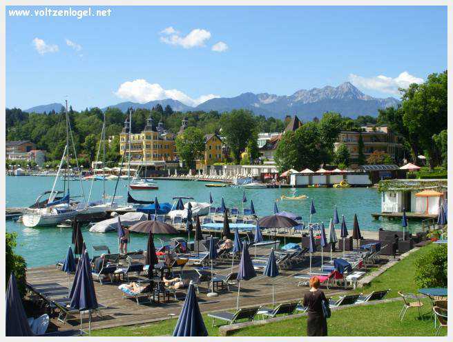 Vue panoramique sur le lac de Woerth, symbole de la beauté naturelle du Wörthersee.