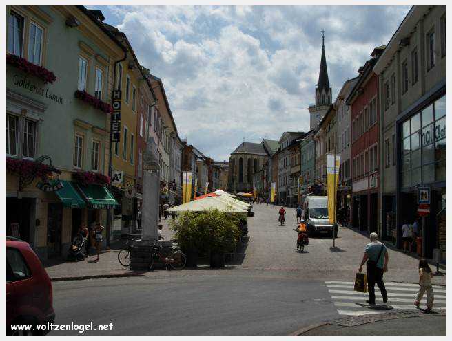 Vue panoramique sur les montagnes alpines près de Villach, Carinthie