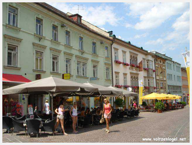 Vue panoramique sur les montagnes alpines près de Villach, Carinthie