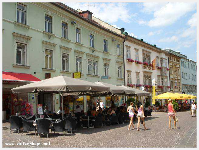 Vue panoramique sur les montagnes alpines près de Villach, Carinthie