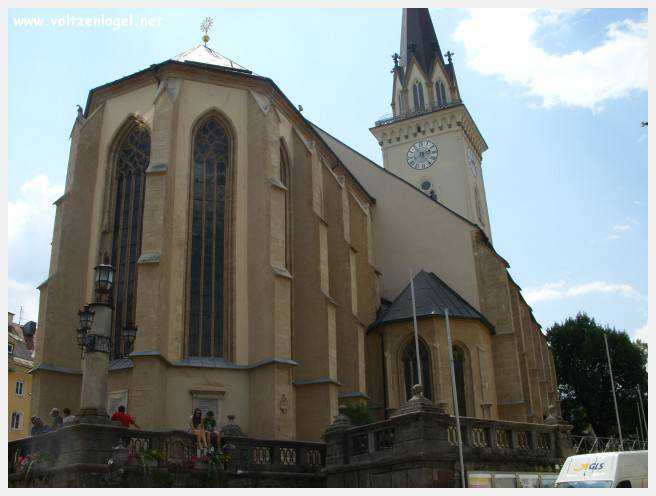 Vue panoramique sur les montagnes alpines près de Villach, Carinthie