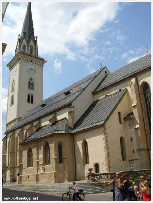 Vue panoramique sur les montagnes alpines près de Villach, Carinthie