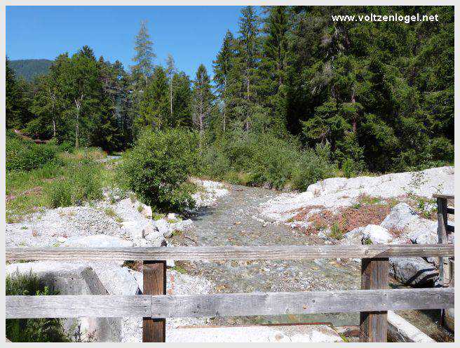 Sentier du Klammweg offrant une vue sur la gorge du château à Mieming.