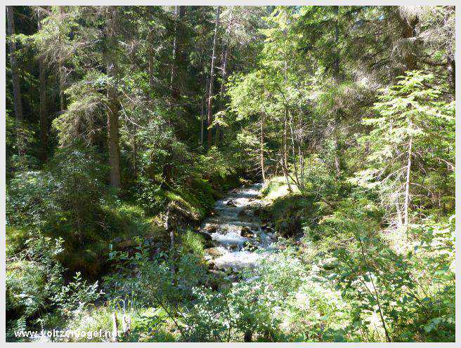 Sentier du Klammweg offrant une vue sur la gorge du château à Mieming.