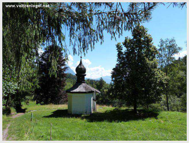 Sentier du Klammweg offrant une vue sur la gorge du château à Mieming.