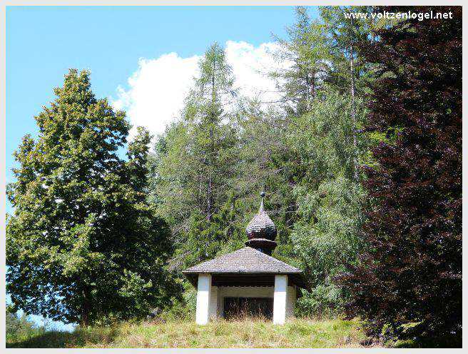 Sentier du Klammweg offrant une vue sur la gorge du château à Mieming.