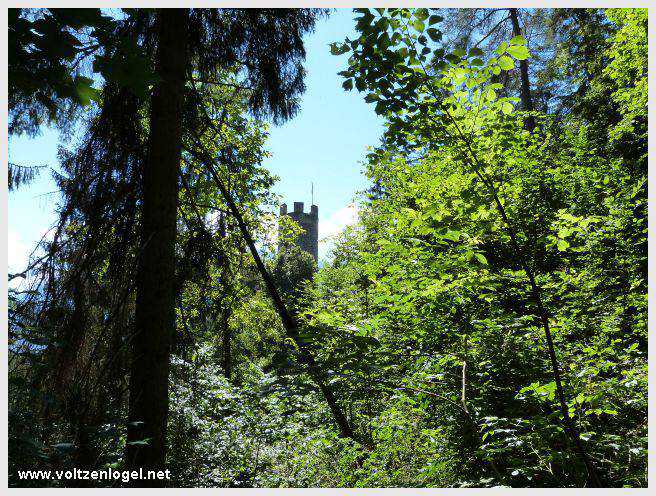 Sentier du Klammweg offrant une vue sur la gorge du château à Mieming.