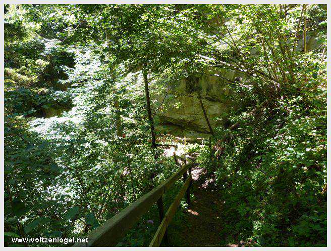 Sentier du Klammweg offrant une vue sur la gorge du château à Mieming.