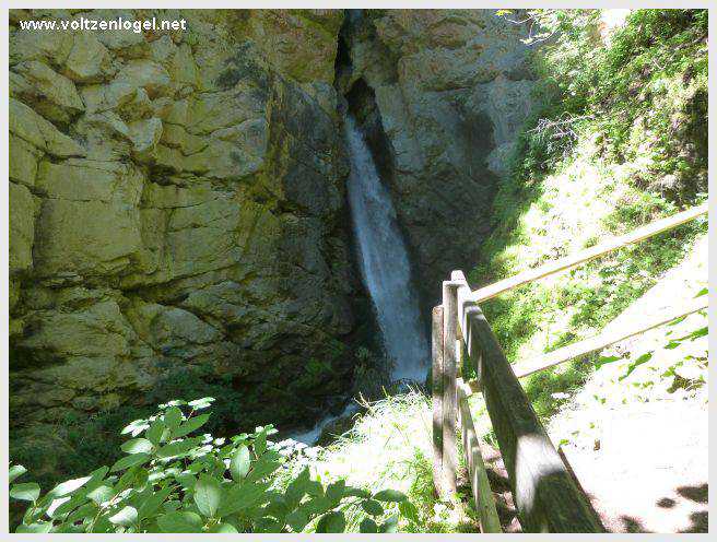 Sentier du Klammweg offrant une vue sur la gorge du château à Mieming.