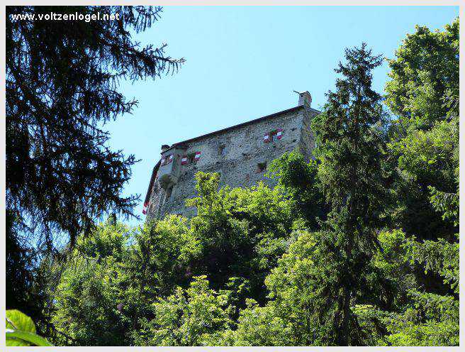 Sentier du Klammweg offrant une vue sur la gorge du château à Mieming.