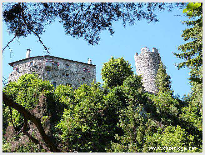 Sentier du Klammweg offrant une vue sur la gorge du château à Mieming.