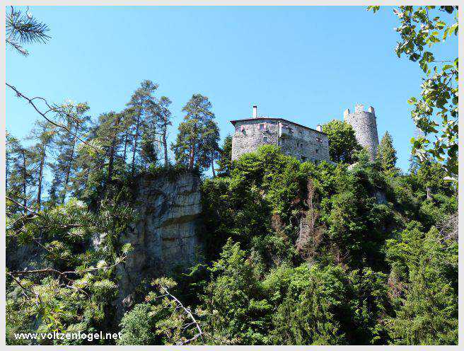 Sentier du Klammweg offrant une vue sur la gorge du château à Mieming.