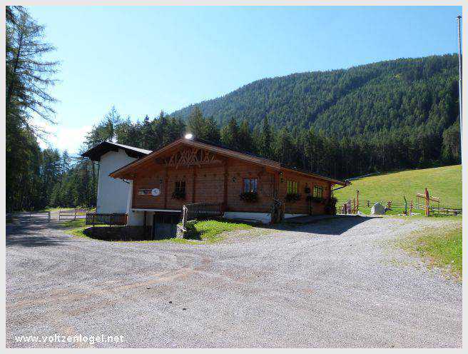 Sentier du Klammweg offrant une vue sur la gorge du château à Mieming.