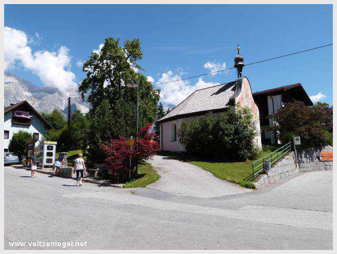 Sentier du Klammweg offrant une vue sur la gorge du château à Mieming.