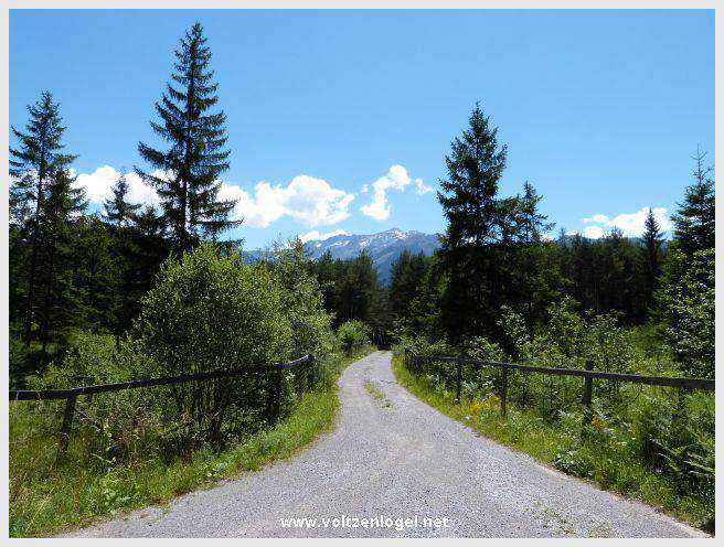 Sentier du Klammweg offrant une vue sur la gorge du château à Mieming.