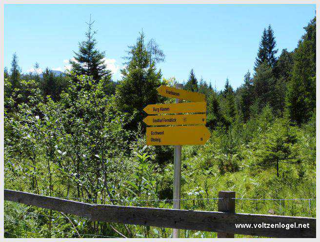 Sentier du Klammweg offrant une vue sur la gorge du château à Mieming.