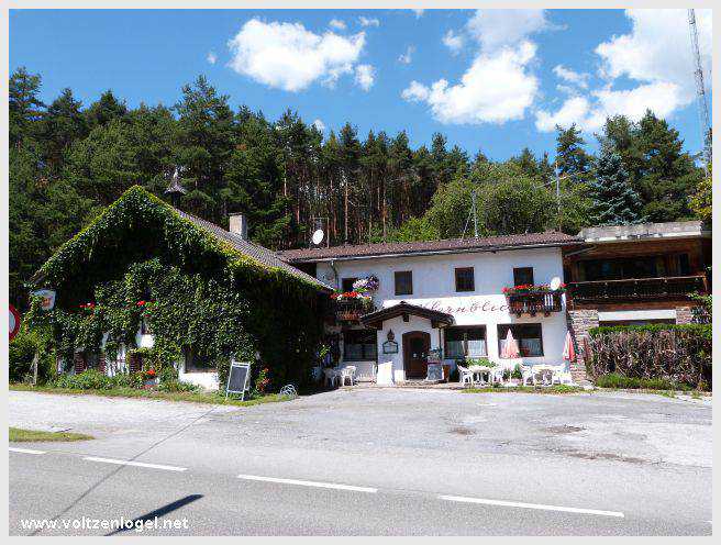 Sentier du Klammweg offrant une vue sur la gorge du château à Mieming.
